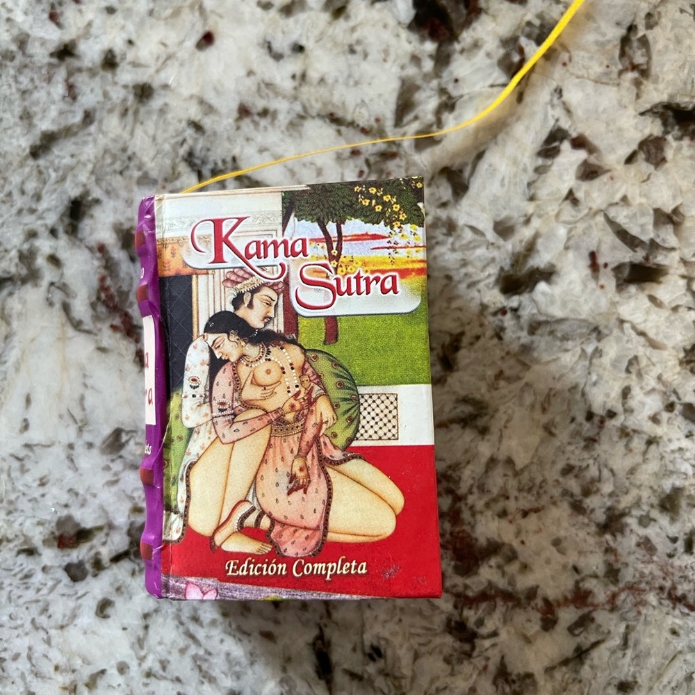 New Miniature Book Spanish Kama Sutra color Illustrated 430 pages easy to read